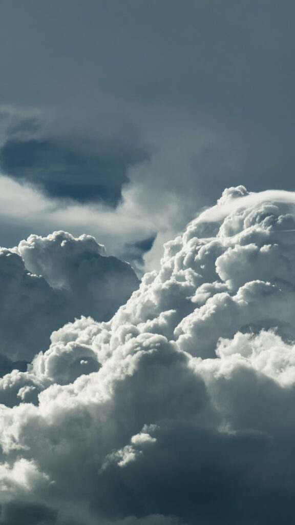 Stunning Fluffy Cloud Wallpaper: Serene Sky HD Phone Background