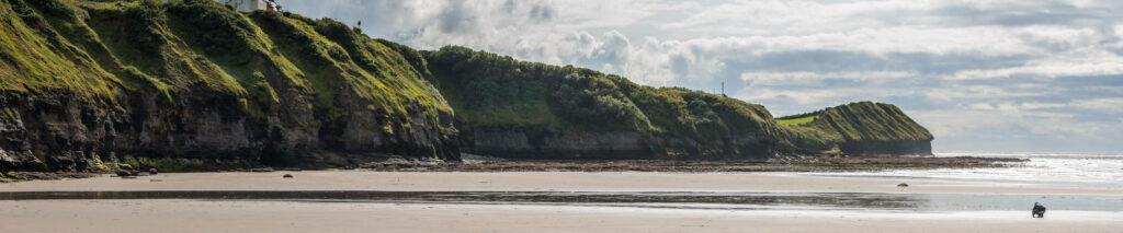 Coastal Cliffs & Lush Greenery: Inspiring Beach Wallpaper