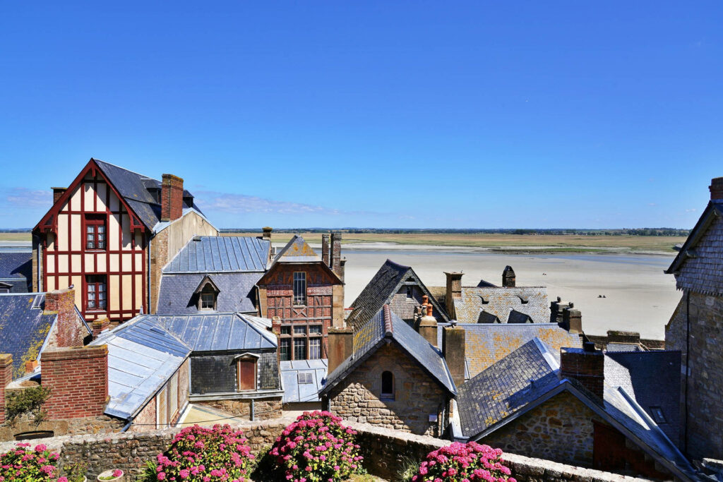 Serene French Coastal Homes Desktop Wallpaper - Traditional Architecture