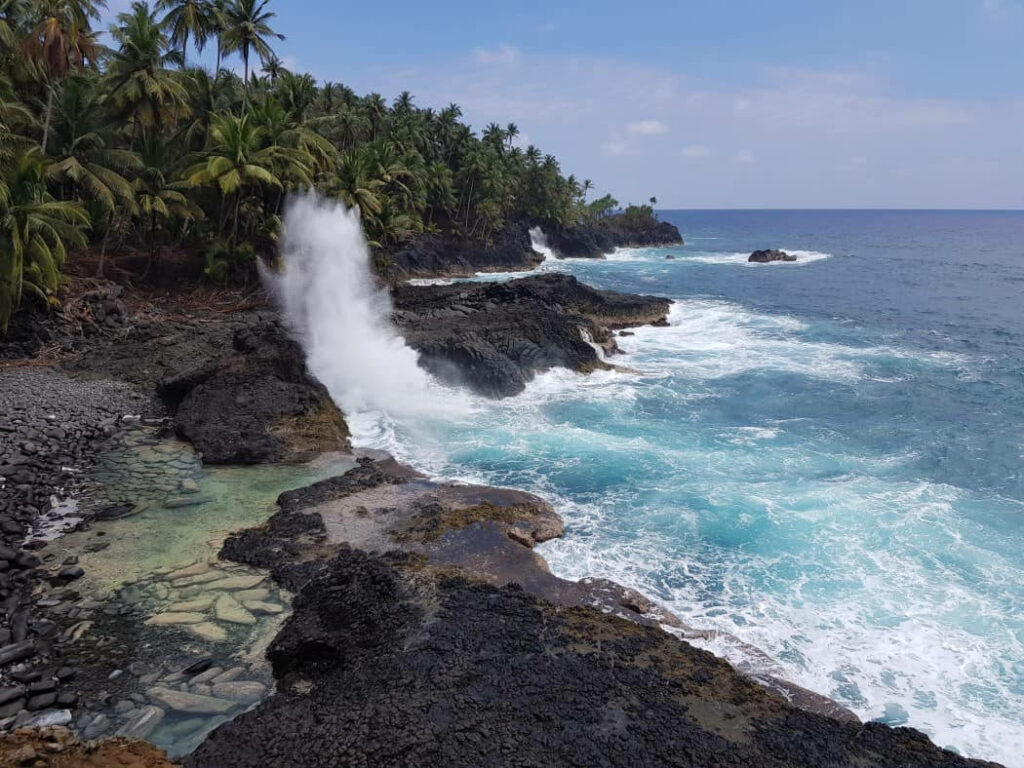 Stunning São Tomé Wallpaper: Coastal Scene with Turquoise Waves