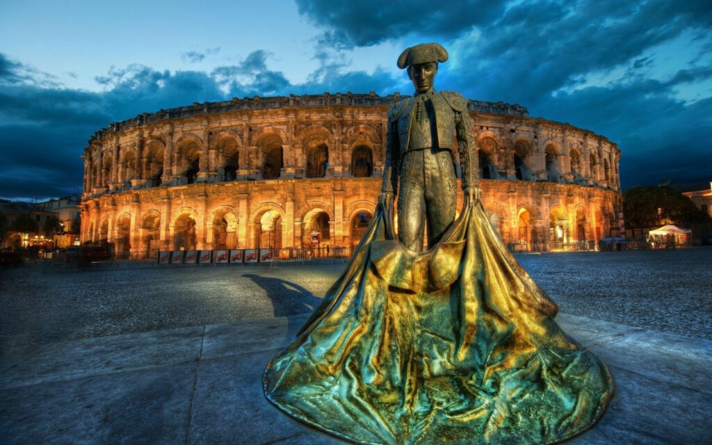 Illuminated Coliseum Wallpaper: Historic Rome Under Evening Sky