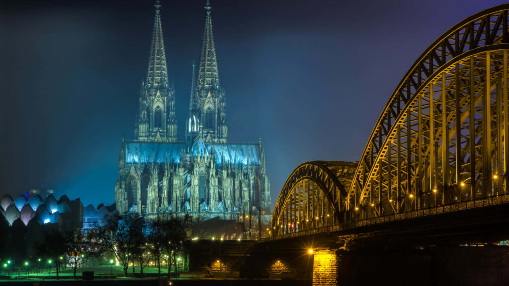 Stunning Cologne Cathedral Night Wallpaper: Gothic Beauty & Cityscape