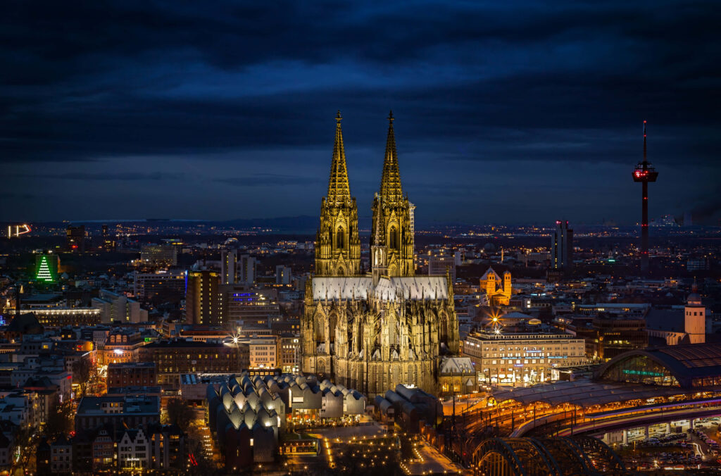 Stunning Cologne Cathedral Night Wallpaper: Vibrant Cityscape Background