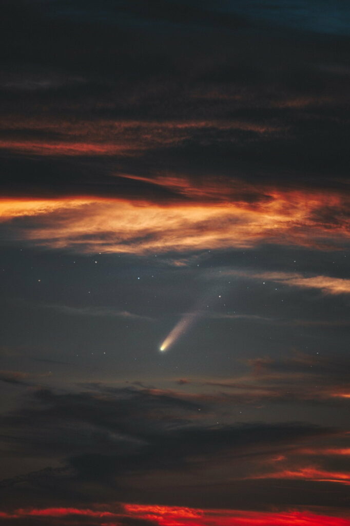 Stunning Celestial Comet HD Wallpaper for Portrait Screens