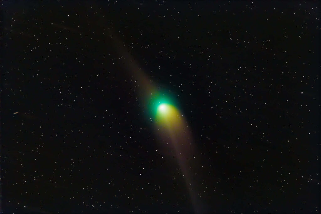 Glowing Comet Wallpaper: Vibrant Green Core & Starry Night Sky