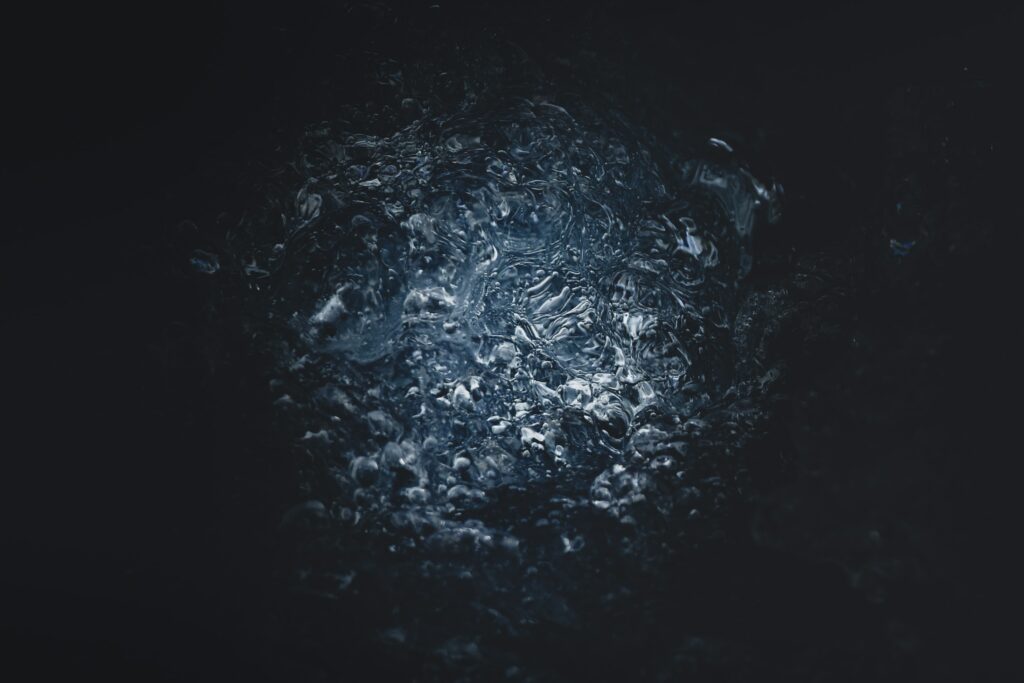 Mesmerizing Dark Macro Wallpaper: Intricate Water Details & Shimmer