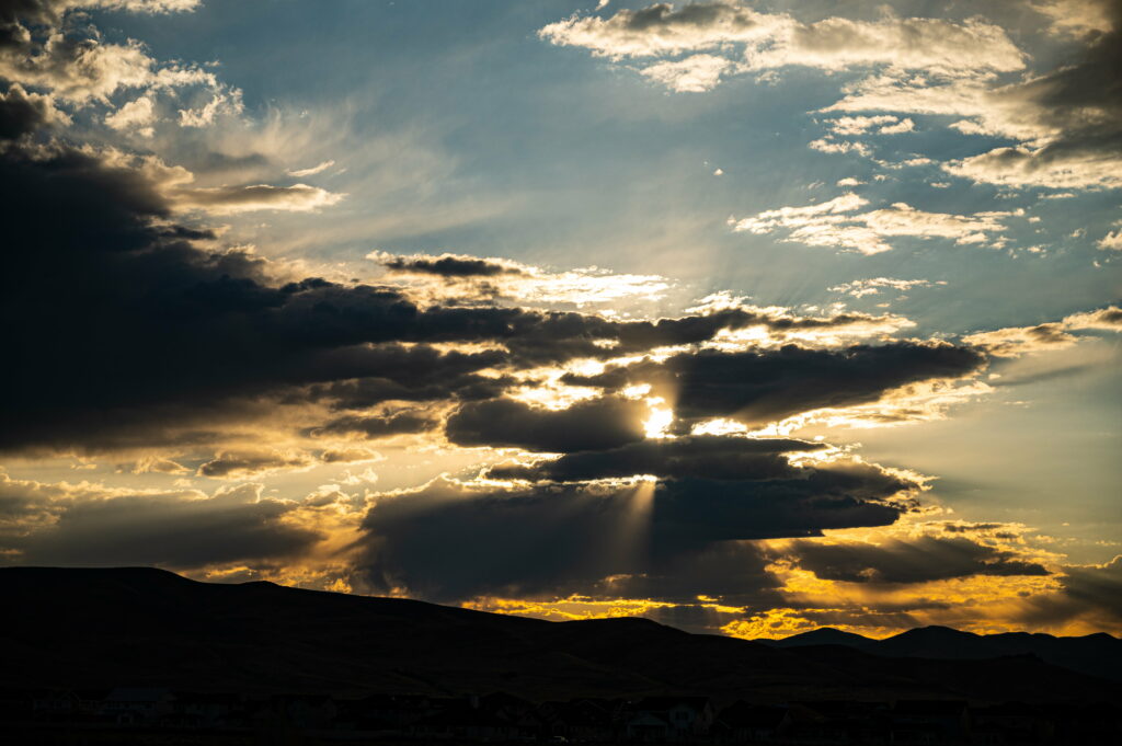 Stunning Dawn Clouds HD Wallpaper: Serene Landscape Background