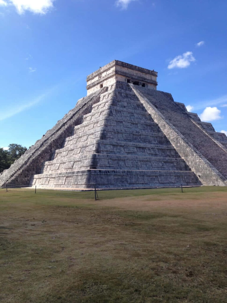 Stunning Daylight View of Chichen Itza: El Castillo Wallpaper