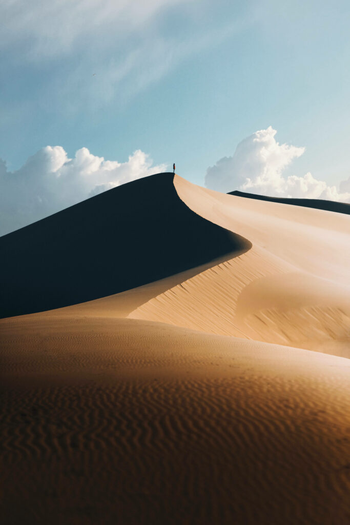 Stunning Desert Landscape Wallpaper: Adventure Awaits in Golden Dunes
