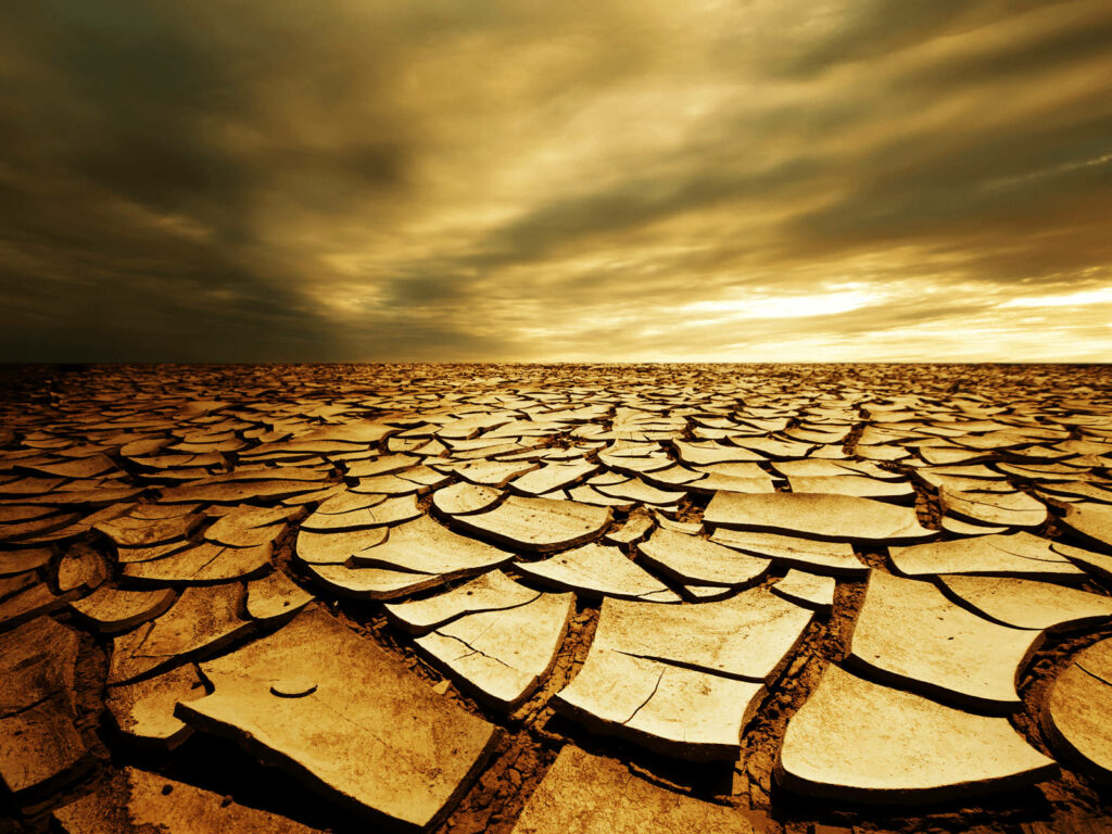 Stunning Sunset Desert Landscape Wallpaper: Golden Hues & Dramatic Clouds