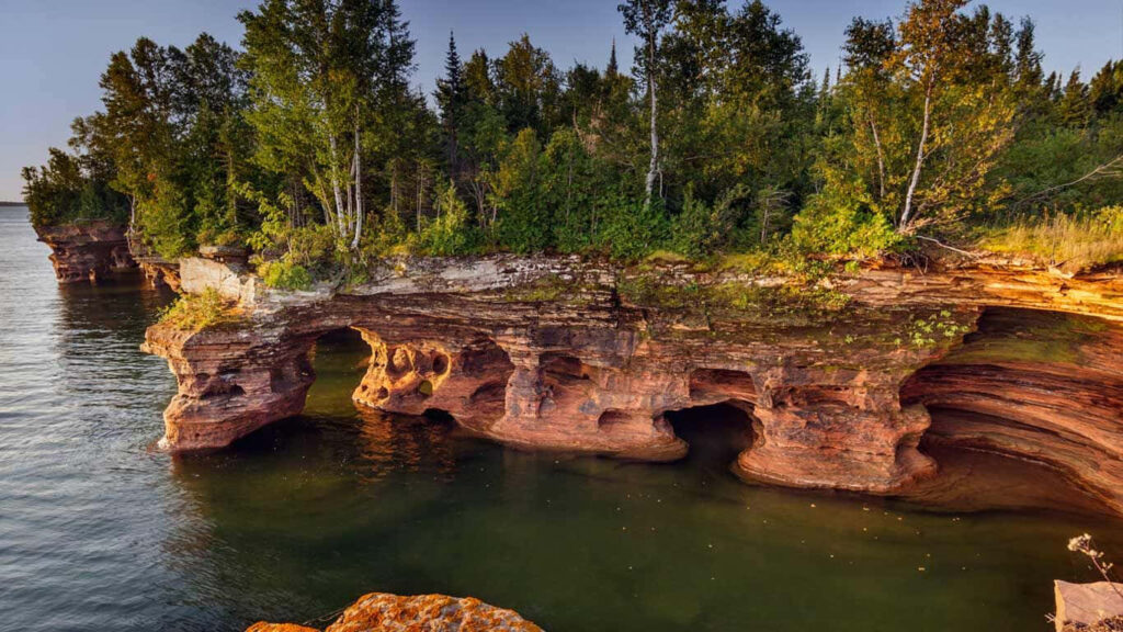 Stunning Sunset Wallpaper of Devils Island: Vibrant Cliffs & Waters