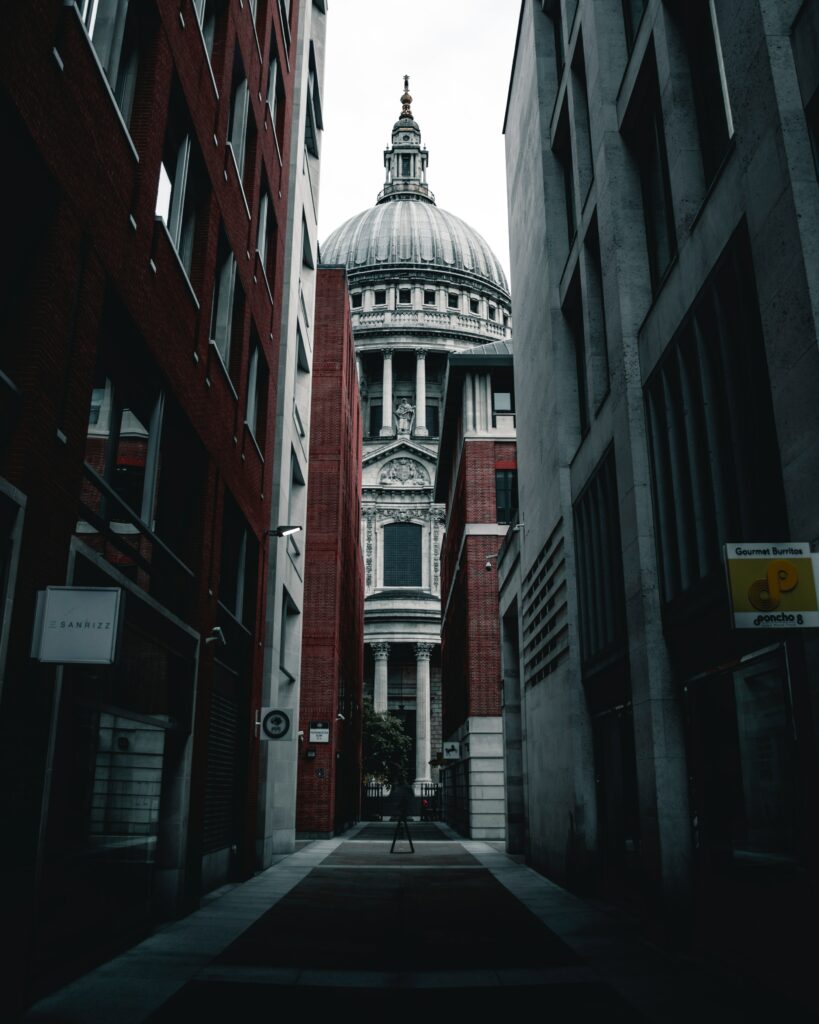 Majestic Dome Wallpaper: Classic Architecture in Modern Alleyway