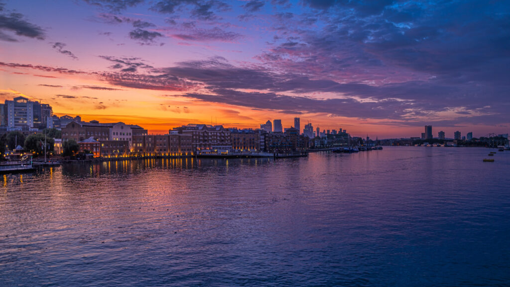 Stunning Cityscape Dusk Wallpaper: Colorful Shoreline Reflections