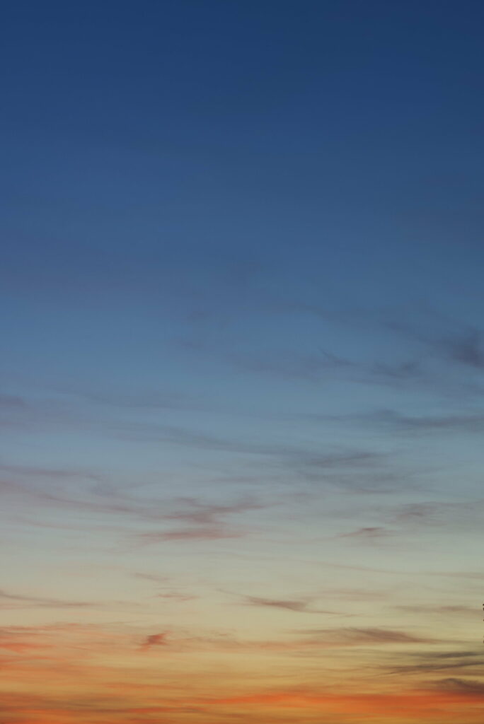 Serene Dusk HD Wallpaper: Gradient Sky with Clouds Background