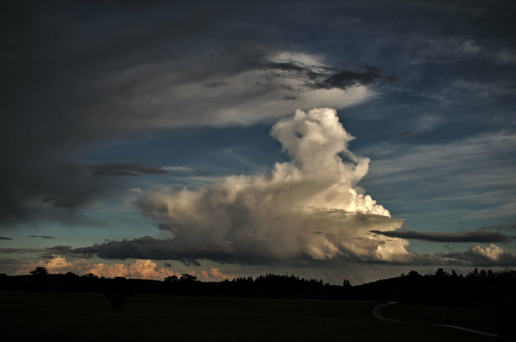 Dramatic Dusk HD Wallpaper: Clouds & Forest Background