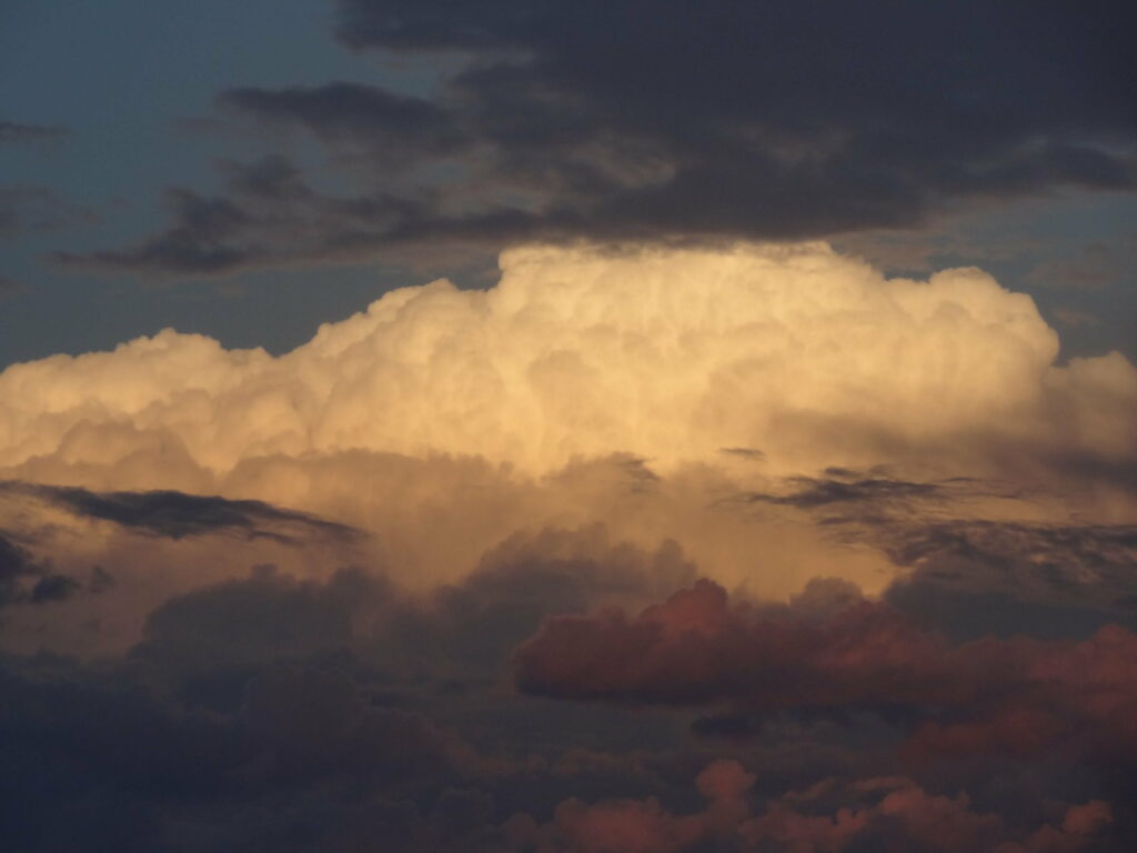 Stunning Dusk Sky HD Wallpaper: Dramatic Clouds & Serene Background
