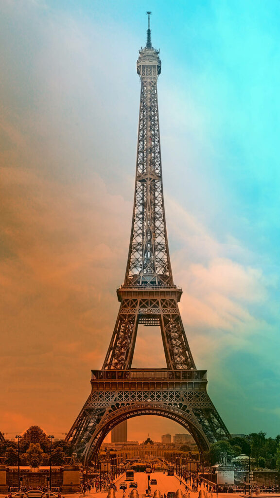 Stunning Eiffel Tower Wallpaper: Elegant French Architecture with Gradient Sky
