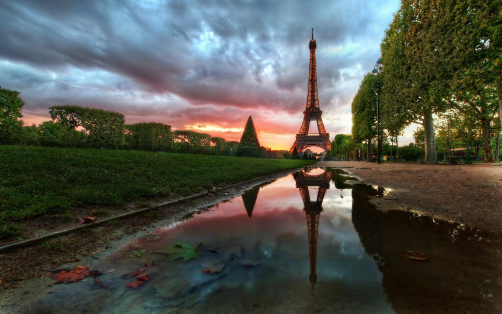 Stunning Eiffel Tower Reflection Wallpaper: Sunset & Lush Greenery