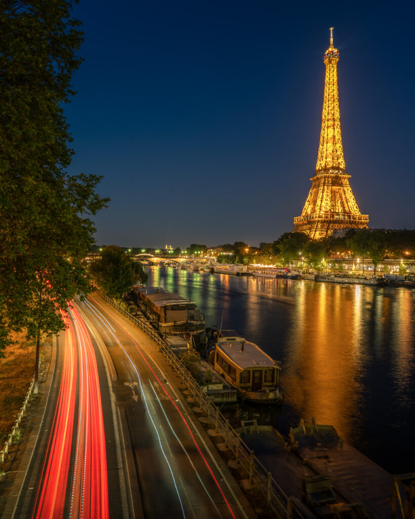 Eiffel Tower Night Glow Wallpaper: Serene River & Dynamic Lights