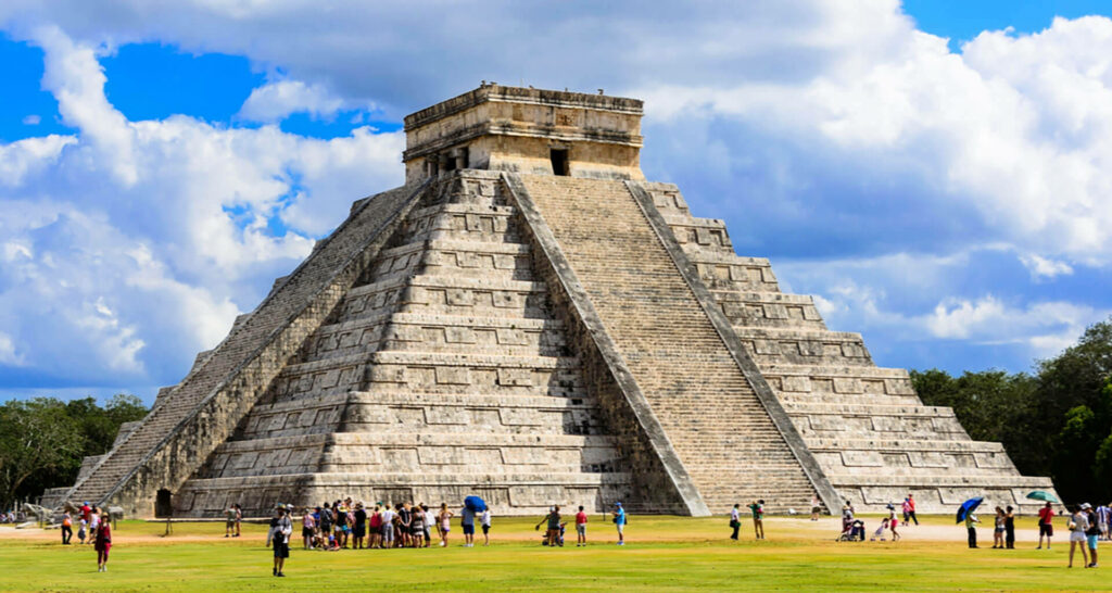 El Castillo Pyramid Wallpaper: Stunning Chichen Itza Travel Scene