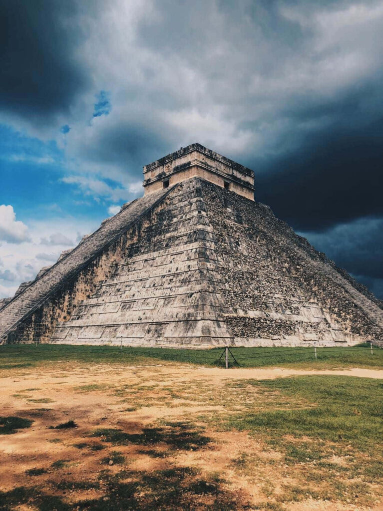 Stunning El Castillo Wallpaper: Chichen Itza Under Dramatic Sky