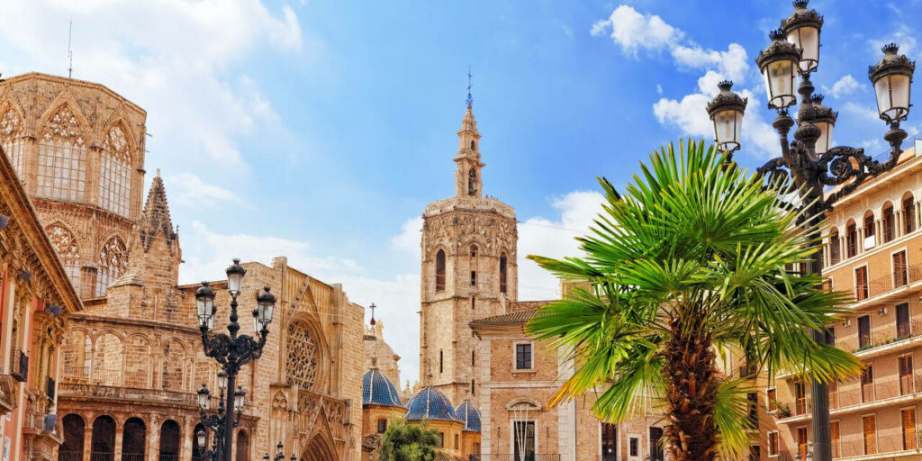 Stunning El Micalet Wallpaper: Valencia Cathedral & Palm Trees