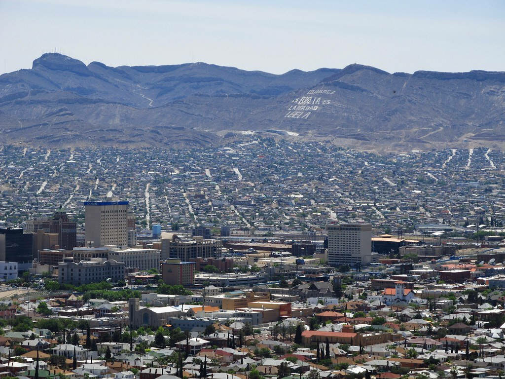 El Paso Scenic Wallpaper: Urban Skyline & Mountainous Backdrop