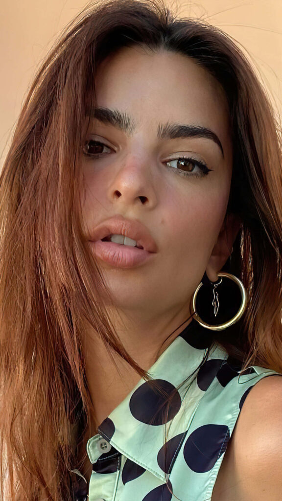 Elegant Emily Ratajkowski Wallpaper: Close-Up with Natural Makeup