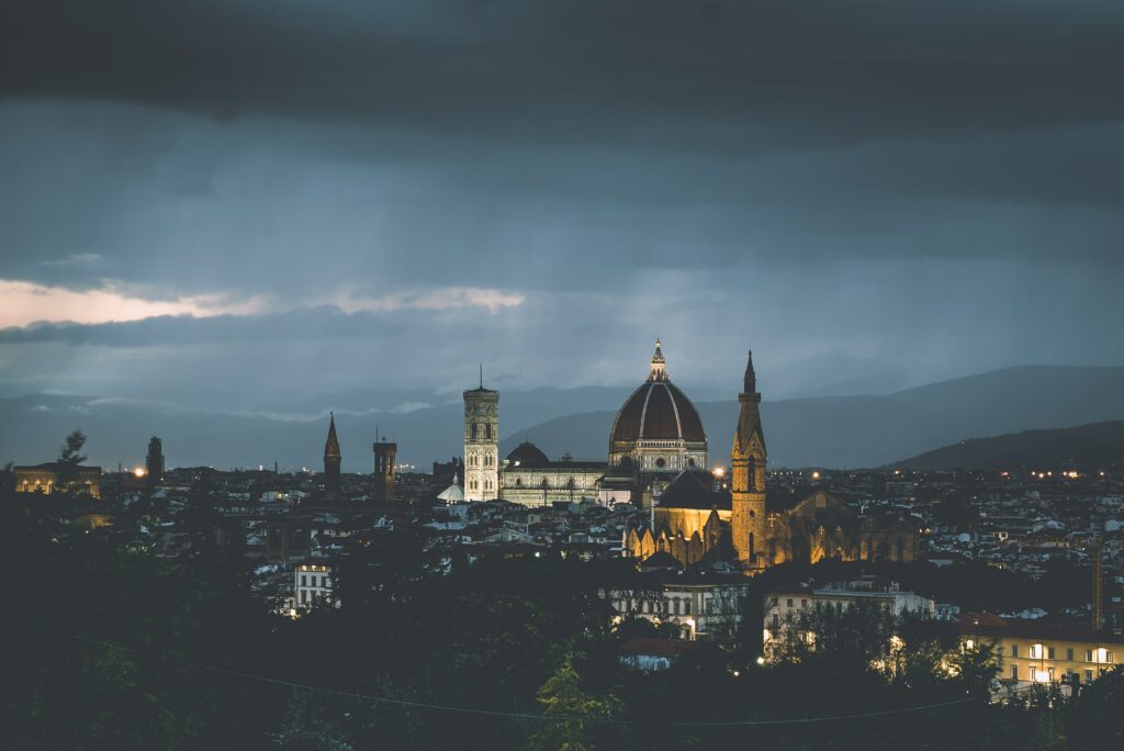 Stunning Cityscape Wallpaper: Evening Sky & Historic Architecture