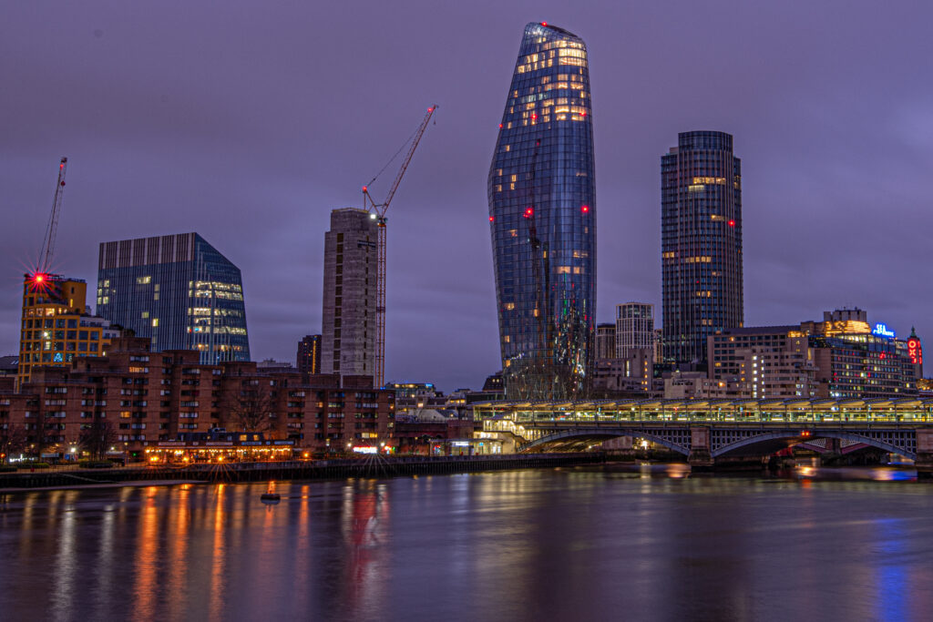 Stunning Evening Cityscape Wallpaper with Modern Architecture Reflections