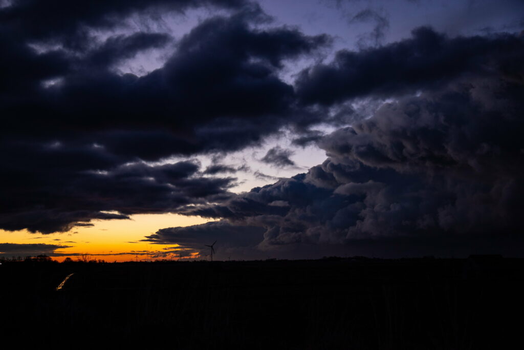 Dramatic Evening Sky HD Wallpaper: Clouds, Shadows & Warm Glow