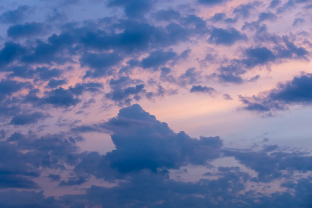 Serene Evening Sky HD Wallpaper: Pink & Purple Cloud Reflections