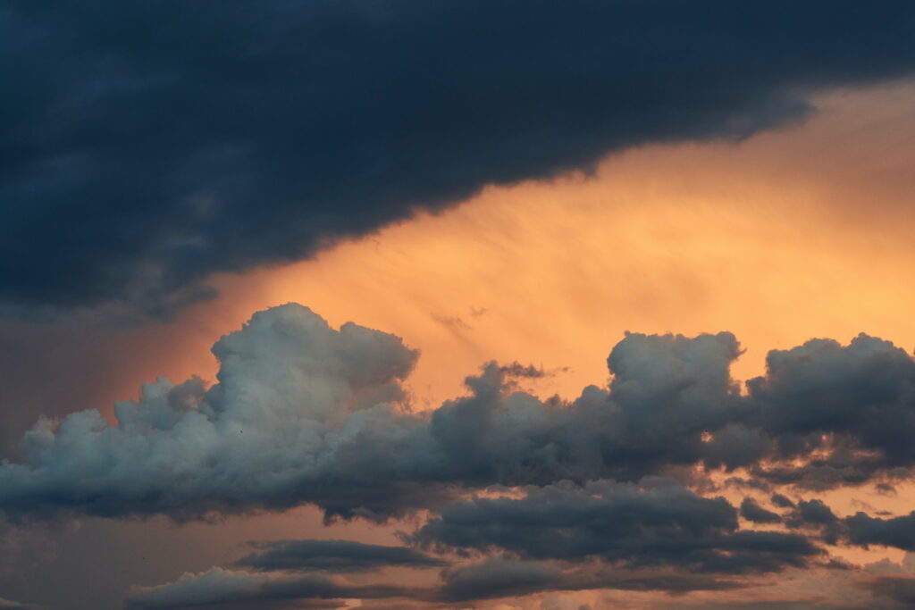 Stunning Evening Sky HD Wallpaper with Dramatic Sunset & Clouds