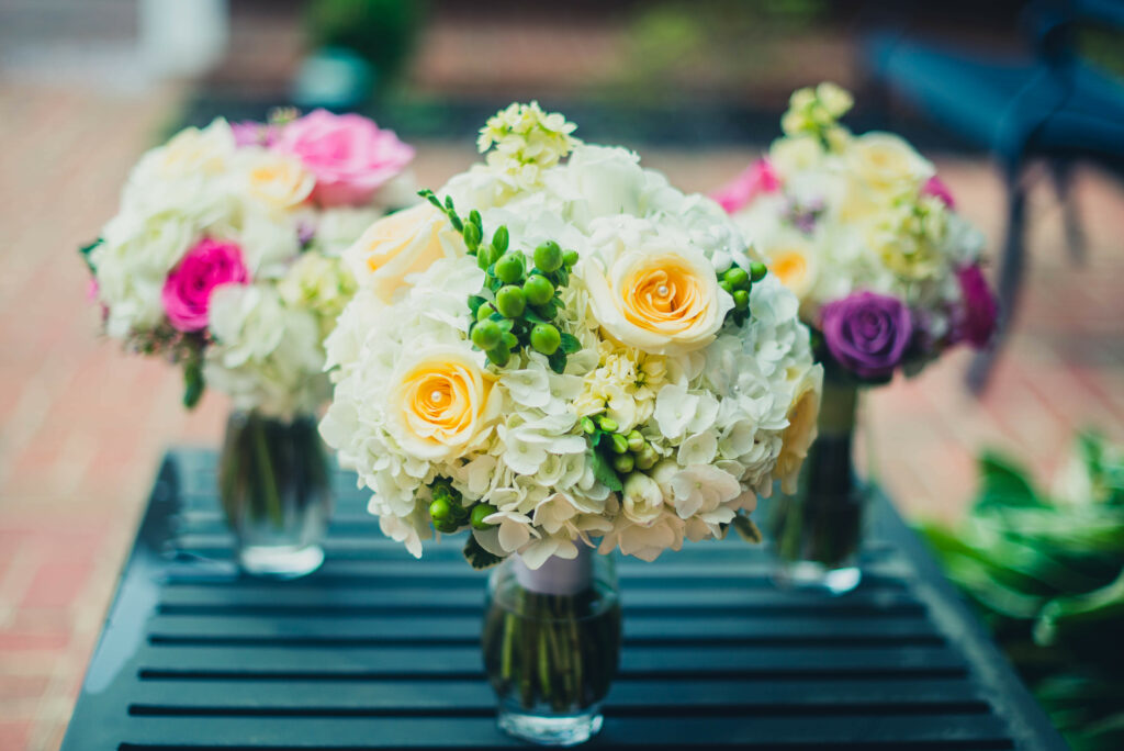 Elegant Floral Wallpaper: Colorful Bouquets in Delicate Vases