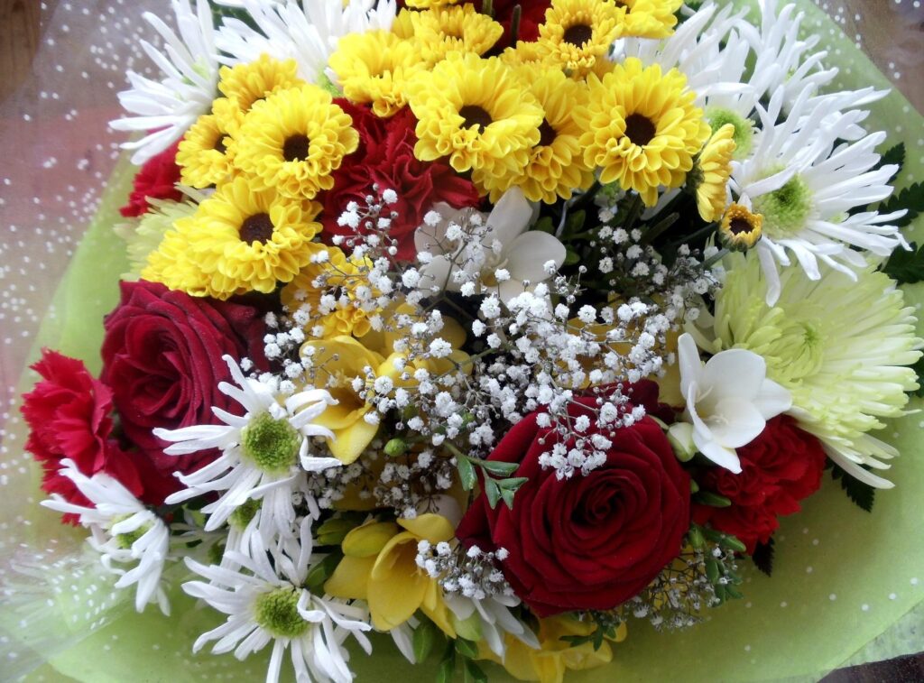 Vibrant 1920x1420 Floral Wallpaper: Stunning Red Roses & Yellow Chrysanthemums