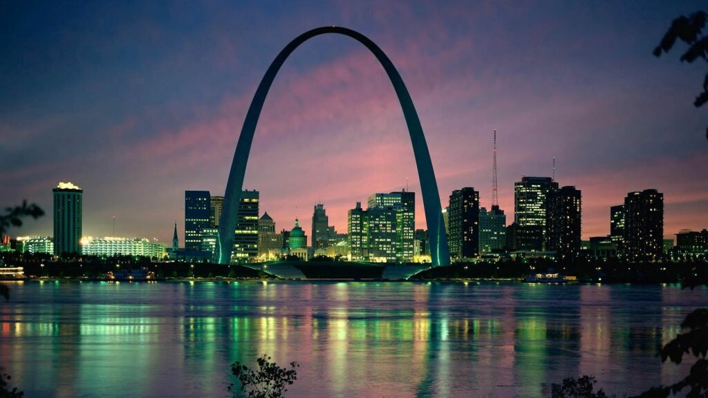 Stunning Gateway Arch Wallpaper: Evening Sky Reflection in STL