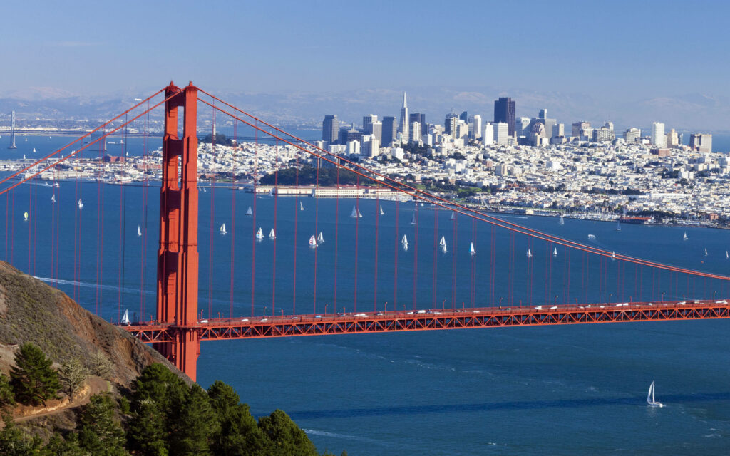 Stunning Golden Gate Bridge Wallpaper with San Francisco Skyline