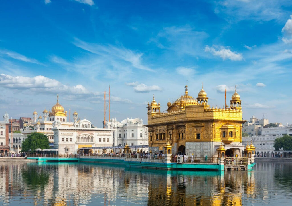 Stunning Golden Temple Wallpaper: Serene Reflection & Clear Sky