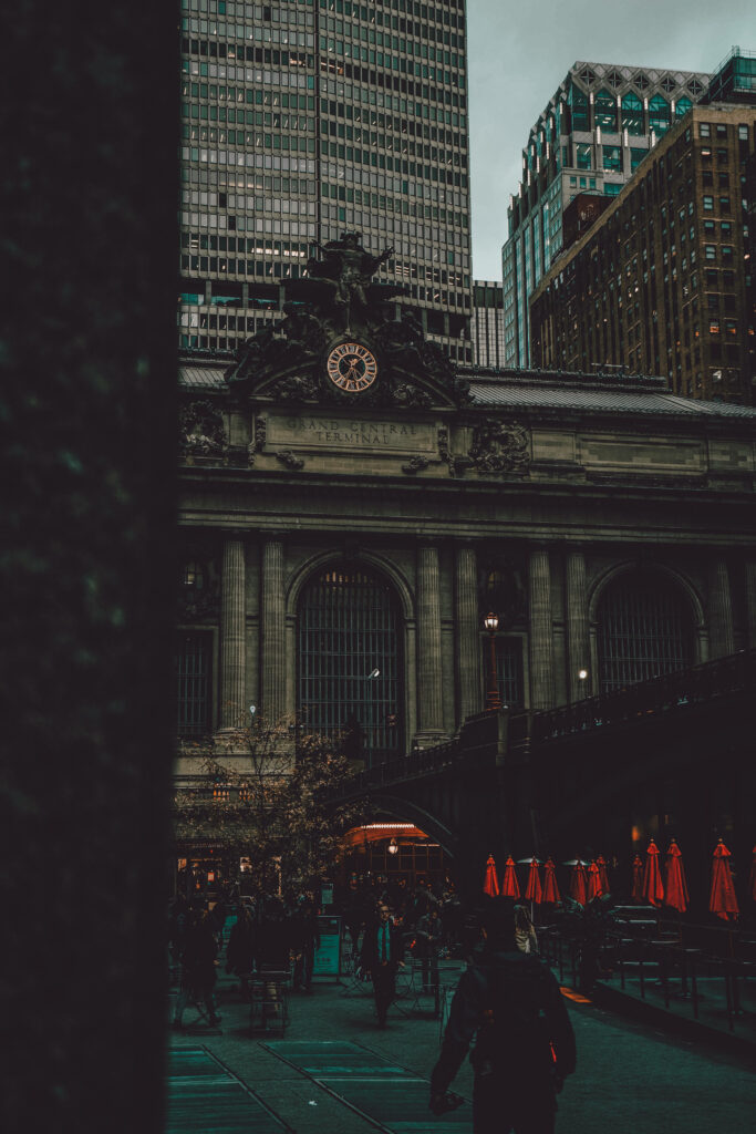 Grand Central Terminal: Iconic Architecture & Vibrant Cityscape Wallpaper