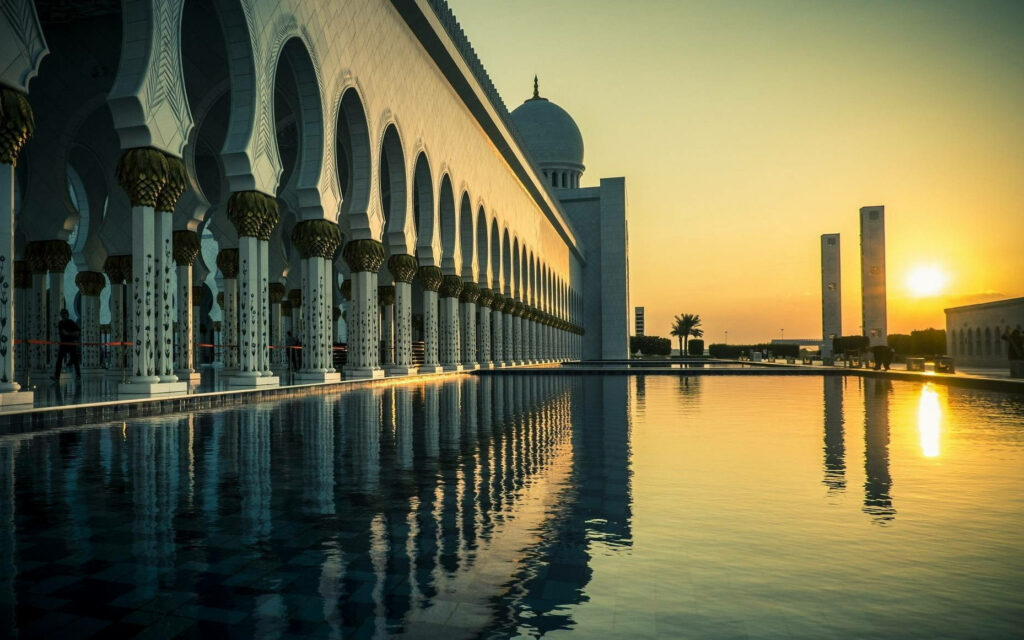Stunning Grand Mosque Wallpaper at Sunset - Serene Reflection