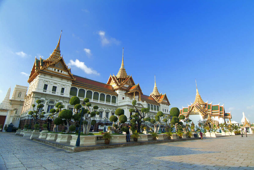 Stunning Grand Palace View: Intricate Details & Golden Spires Wallpaper