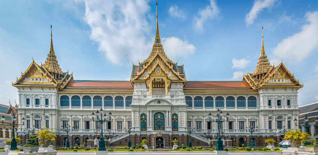Stunning Grand Palace Wallpaper: Intricate Architecture & Golden Spires