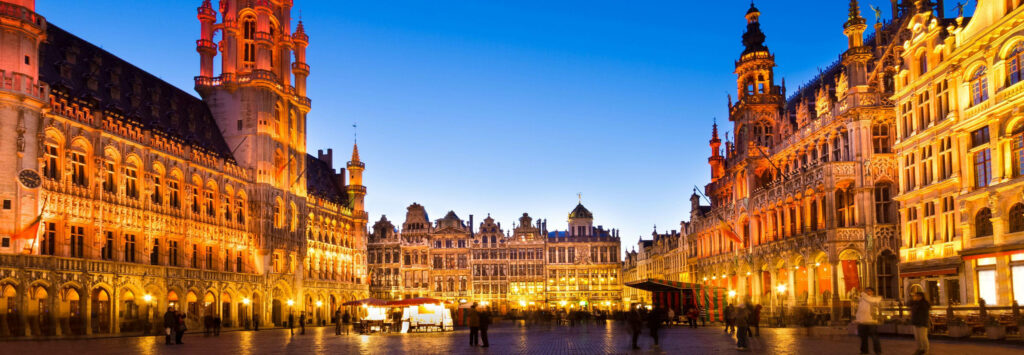 Stunning Grand Place Evening Wallpaper for Dual Monitors