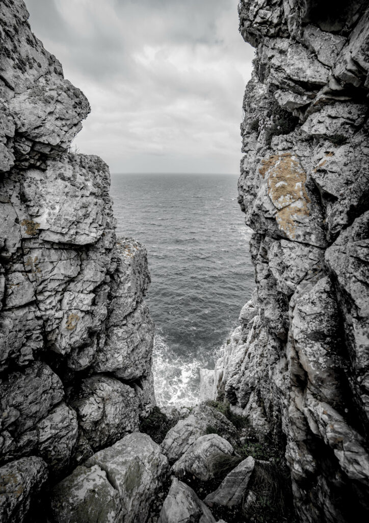Stunning Grayscale Nature Wallpaper: Rugged Rocks & Serene Sea