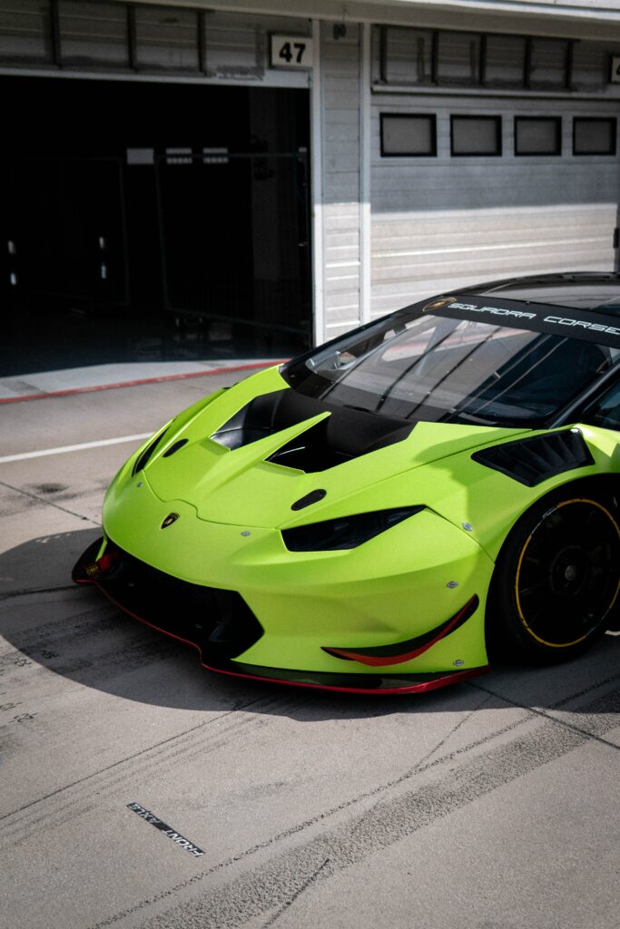 High-Res Green Lamborghini Huracan Wallpaper: Sporty & Luxurious