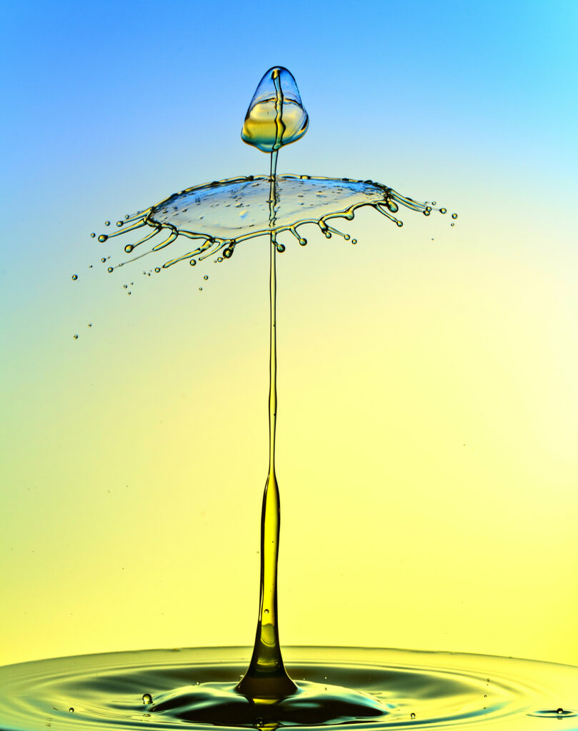 Vibrant Green Liquid Macro Wallpaper – Intricate Splash Details