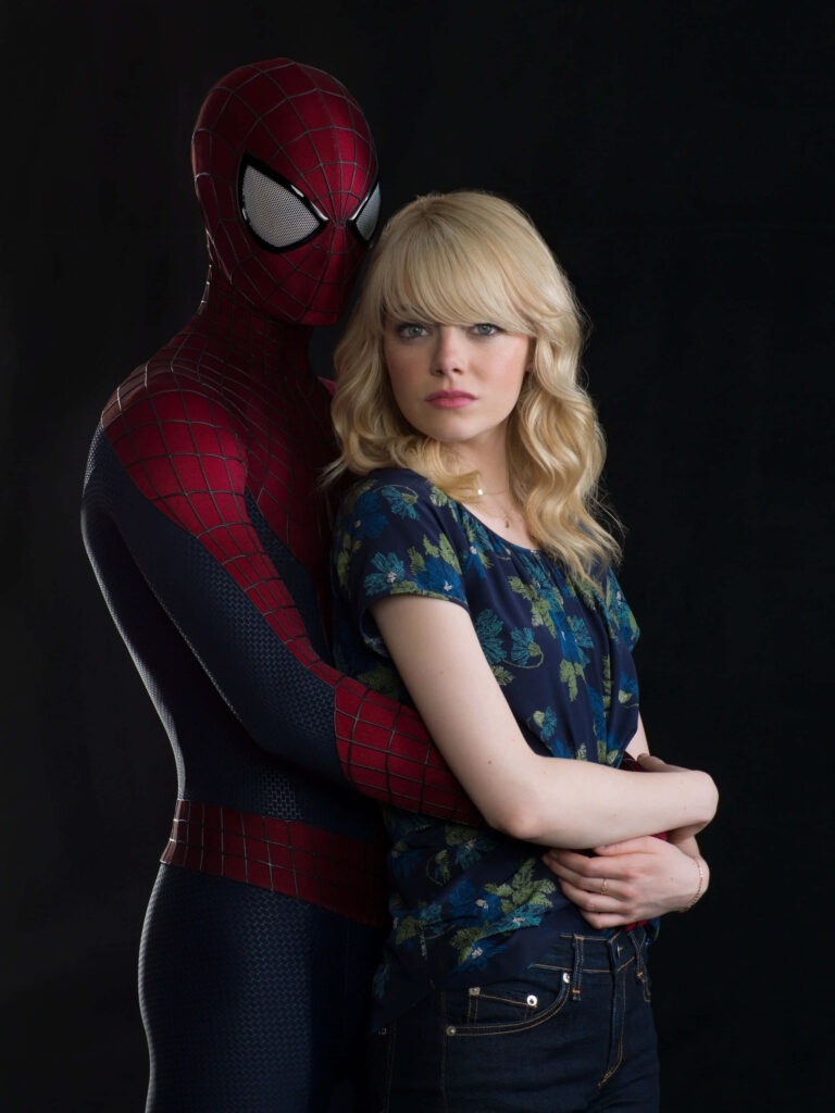 Iconic Gwen Stacy & Spider-Man Wallpaper Background in Striking Pose