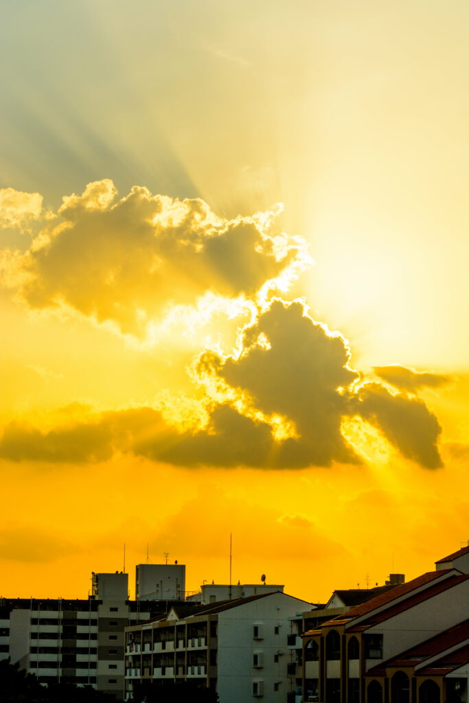 Stunning HD Cityscape Wallpaper: Golden Sunset & Dramatic Rays
