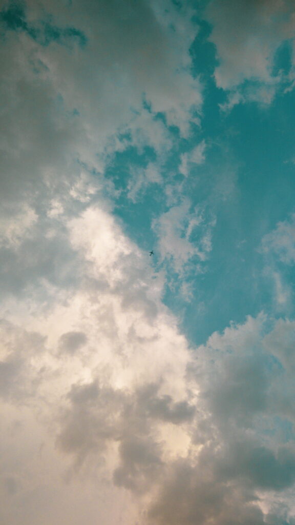 Breathtaking HD Sky Wallpaper: Captivating Clouds & Blue Background