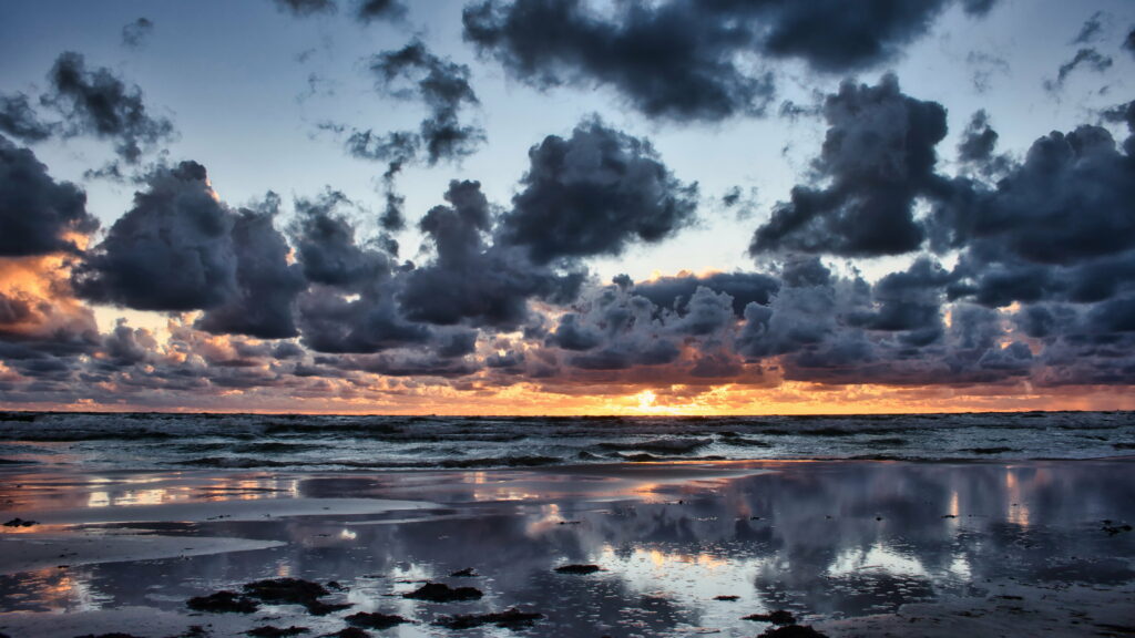 Serene Ocean Sunrise HD Wallpaper: Tranquil Colors & Dramatic Clouds